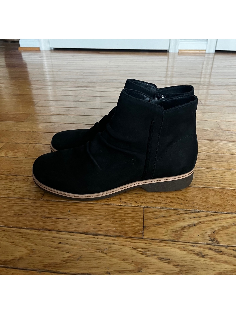 Earth Black Leather Upper Ankle Boots Size 8M